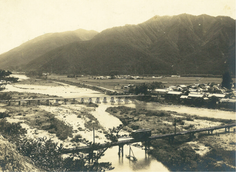 1930年（昭和５年）撮影 播電鉄道が走る揖保川